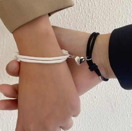 Vennskaps/kjæreste-armbånd med magnetisk symbollås.
