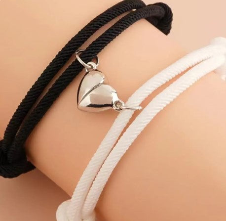 Vennskaps/kjæreste-armbånd med magnetisk symbollås.